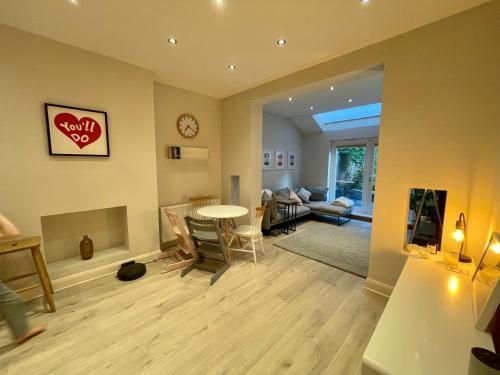 Charming 2 Bed Garden Flat in Finchley Central - Tap to explore photos