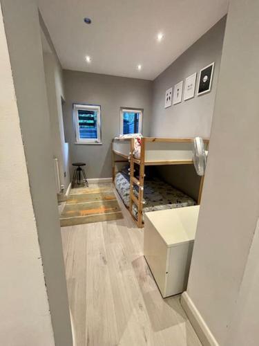 Charming 2 Bed Garden Flat in Finchley Central - Tap to explore photos
