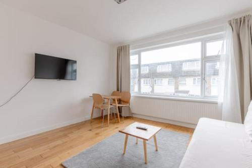Spacious 4BD Home, Near Excel London! - Tap to explore photos