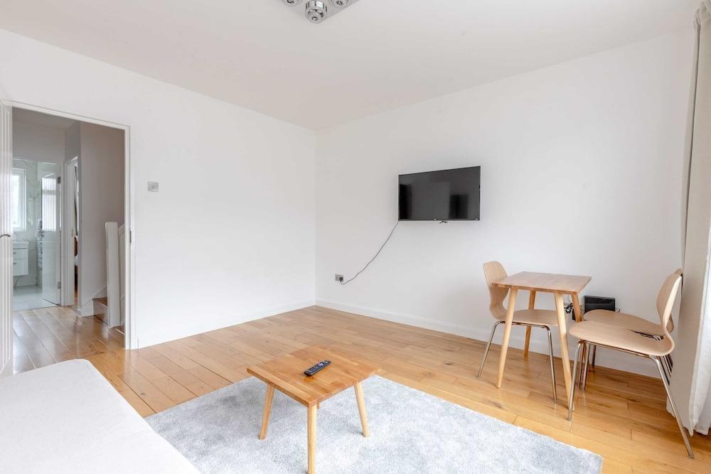 Spacious 4BD Home, Near Excel London! - Tap to explore photos
