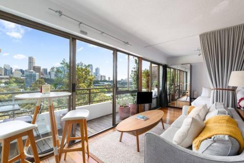 Harbour Horizon - Iconic Skyline Retreat with Pool