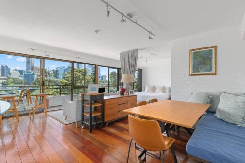 Harbour Horizon - Iconic Skyline Retreat with Pool - Tap to explore photos