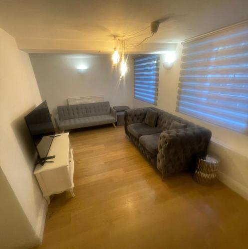 Spacious 2 bedroom in Woolwich 15 minutes to 02 - Tap to explore photos