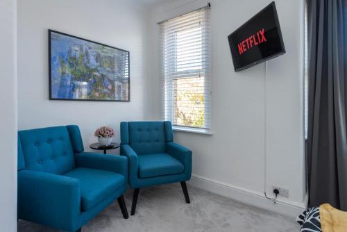 Entire Home Sleeps 6 with Parking and Garden - Tap to explore photos