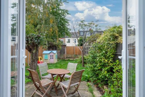 Entire Home Sleeps 6 with Parking and Garden - Tap to explore photos