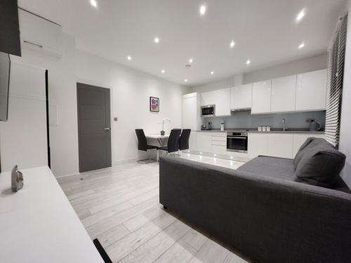Modern 2BR London Apt Near Tube - Tap to explore photos