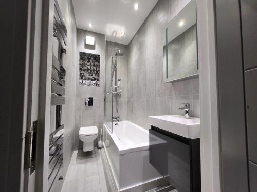Modern 2BR London Apt Near Tube - Tap to explore photos