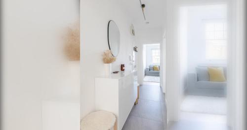 Sleek Scandi-inspired 2BD Flat, Fulham - Tap to explore photos