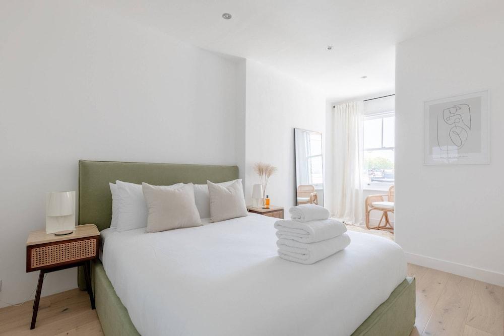 Sleek Scandi-inspired 2BD Flat, Fulham - Tap to explore photos