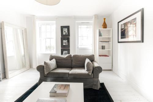 The White Leopard - Stylish 3BR in Chelsea - Tap to explore photos