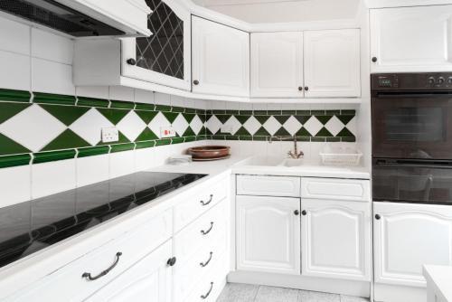 The White Leopard - Stylish 3BR in Chelsea - Tap to explore photos