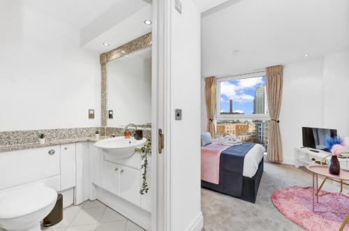 Sleeps 8, Parking, River Views, Chelsea 3 BDR Apt - Tap to explore photos