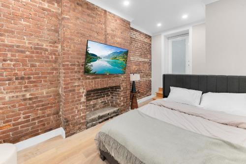 Modern 3Bd Rose Hills Manhattan Terrace Space - Tap to explore photos