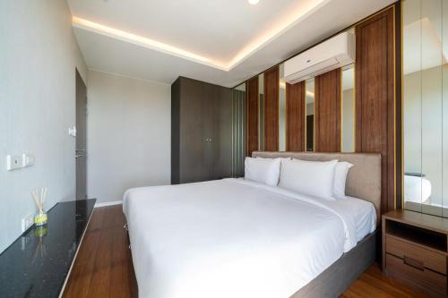 Surin apartment with sea view & jacuzzi - Tap to explore photos