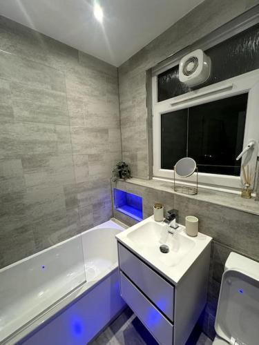 The Upper Tooting Beauty - 2bed Ground Floor Flat - Tap to explore photos