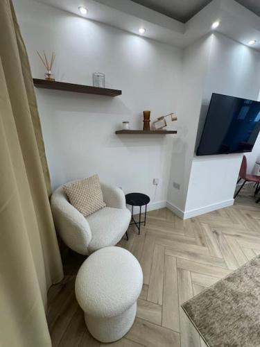 The Upper Tooting Beauty - 2bed Ground Floor Flat - Tap to explore photos
