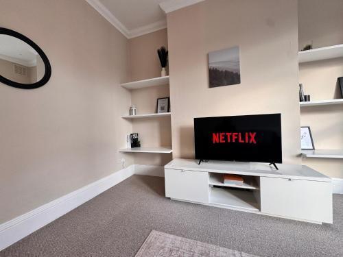 Modern 2 Bed Kensal Rise Apartment - Easy Central London Access - Tap to explore photos