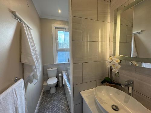 Modern 2 Bed Kensal Rise Apartment - Easy Central London Access - Tap to explore photos