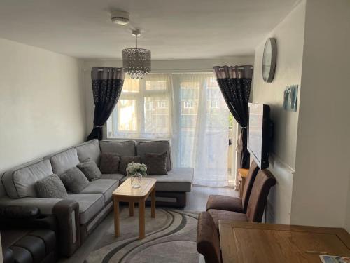 Lovely Comfortable home near CanaryWhafLondonCity - Tap to explore photos