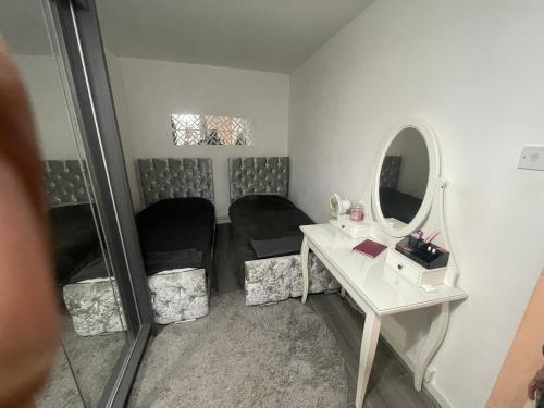 Lovely Comfortable home near CanaryWhafLondonCity - Tap to explore photos