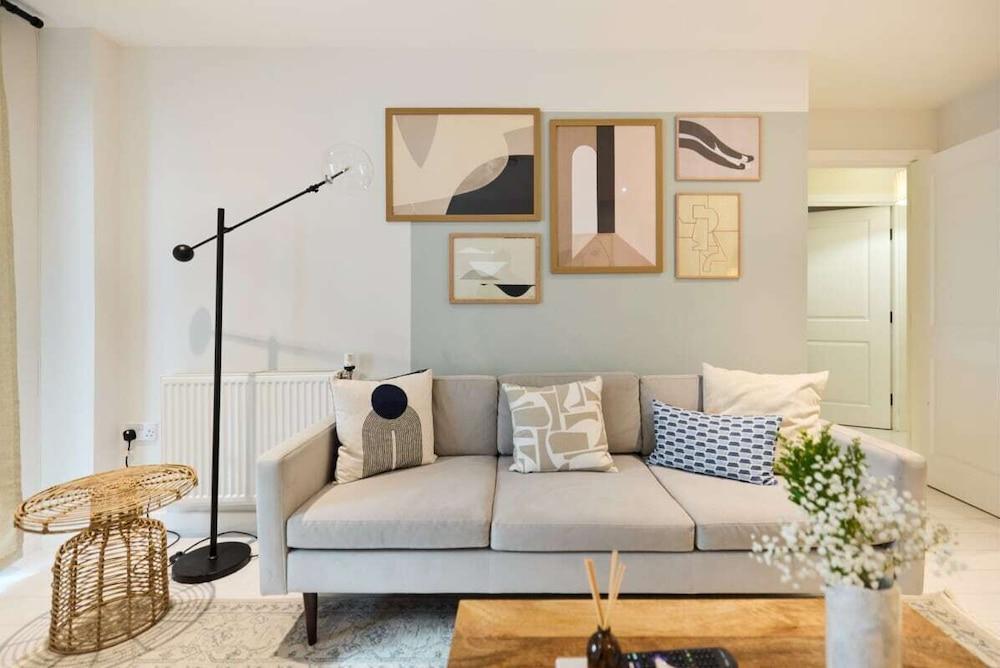 The River Lea Escape - Charming & Bright 2bdr Flat - Tap to explore photos