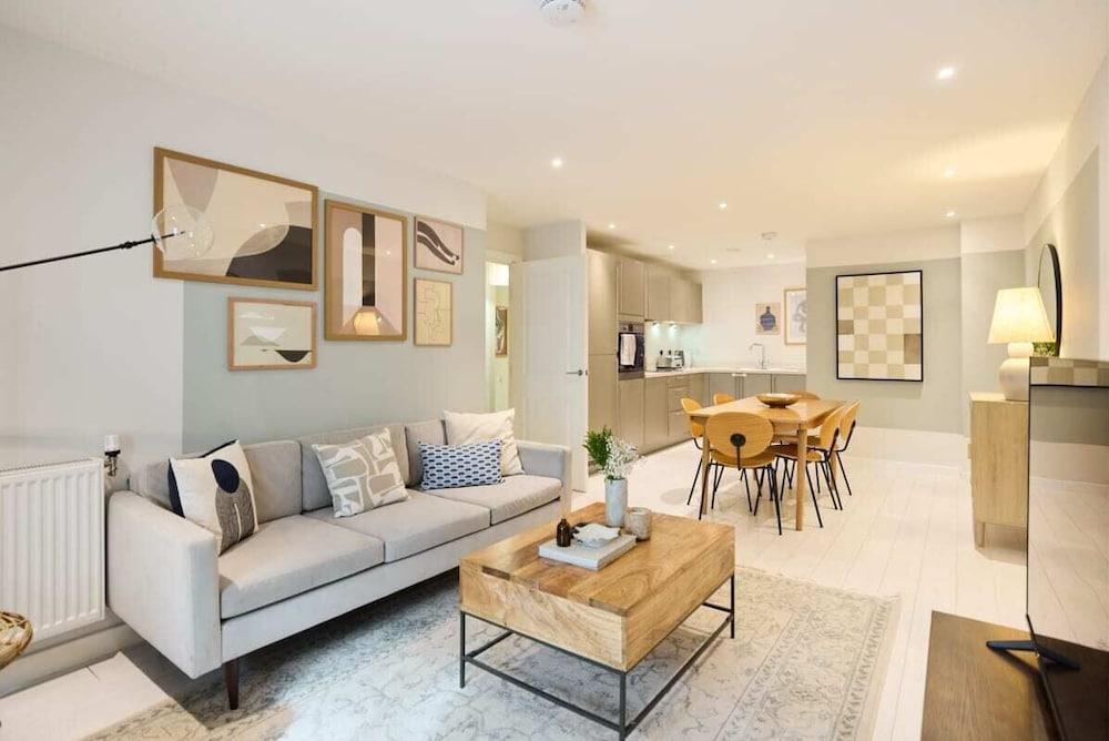 The River Lea Escape - Charming & Bright 2bdr Flat - Tap to explore photos