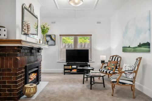 Two Terrific Albert Park Apartments - Tap to explore photos