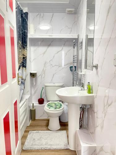 Westfield Gardens Apartment - 3 bedrooms - Tap to explore photos