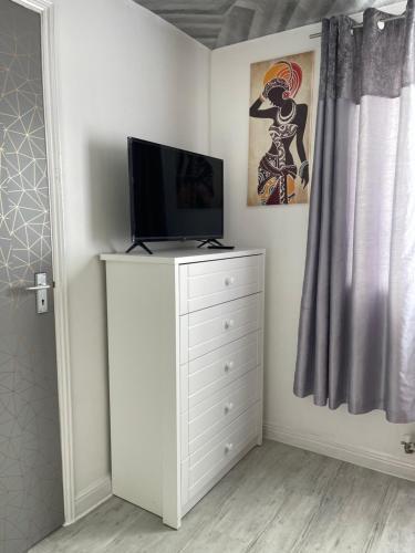 Westfield Gardens Apartment - 3 bedrooms - Tap to explore photos