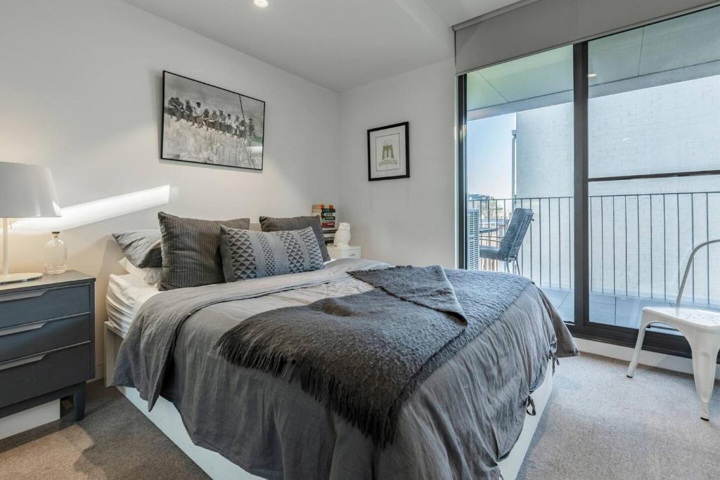 Urban Escape on Smith Street with Balcony & Parking - Tap to explore photos