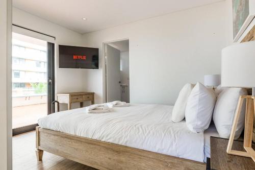 Bondi Beachfront Lifestyle - Ocean Views and Parking - Tap to explore photos