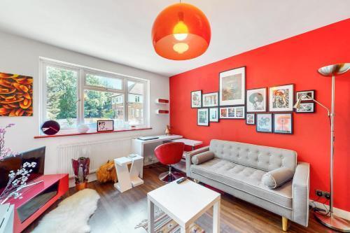 Stylish and Chic 2 Bedroom maisonette in Kingsbury - Tap to explore photos