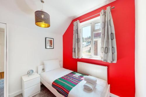 Stylish and Chic 2 Bedroom maisonette in Kingsbury - Tap to explore photos