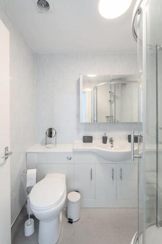 Karazo LTD - Luxurious contractor friendly 2 bed in Croydon - Tap to explore photos