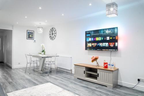 Karazo LTD - Luxurious contractor friendly 2 bed in Croydon - Tap to explore photos