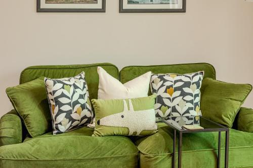 Upscale Riverfront 1BR Flat, Prestigious Battersea - Tap to explore photos