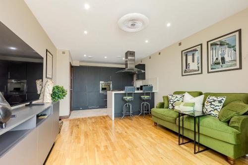 Upscale Riverfront 1BR Flat, Prestigious Battersea - Tap to explore photos