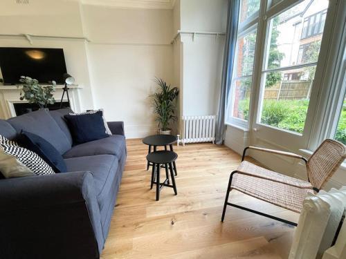 Centrally located studio flat sleeps 4 - Tap to explore photos