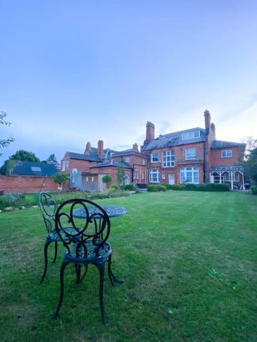 Centrally located studio flat sleeps 4 - Tap to explore photos