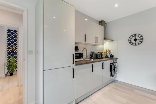 Lavish London Apartment - 5 minutes from Tottenham Stadium Spurs - Tap to explore photos