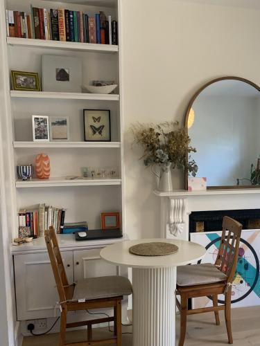 Spacious 1 Bedroom Flat In Fulham - Tap to explore photos