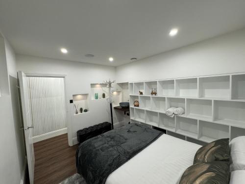2 bedroom subterranean luxury flat in Euston - Tap to explore photos