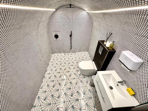 2 bedroom subterranean luxury flat in Euston - Tap to explore photos