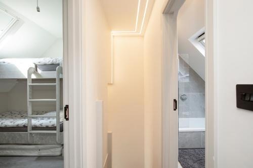 Luxury 3 Bedroom Flat 5 min to tube station - Tap to explore photos
