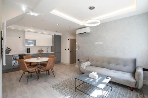 Luxury 3 Bedroom Flat 5 min to tube station - Tap to explore photos