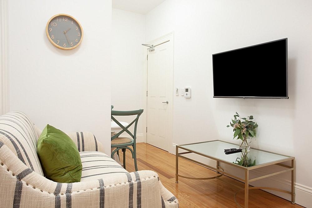 Funky Inner West Studio With Private Patio - Tap to explore photos