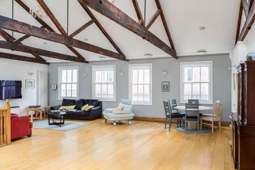 Specious Family Kensington House - 5 Bedrooms - Tap to explore photos