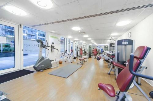 Stylish 3 Bed Apartment Gem in Central London - Tap to explore photos