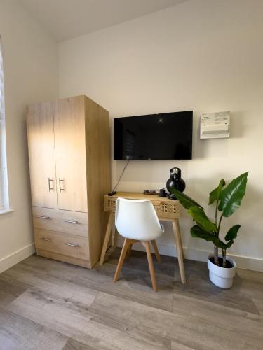 Studio Flat 20 min from city center london - Tap to explore photos
