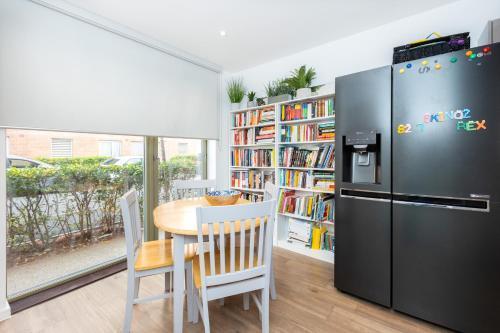 Modern 2BR wPatio & free parking, Canning Town - Tap to explore photos